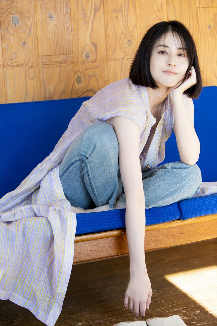 あぐらでこちらを見つめる松本若菜