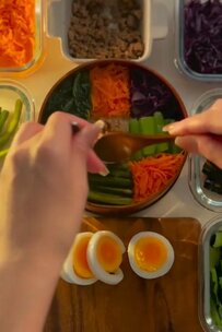 【ビビンバ弁当】まるで職人技の詰め方！華やかなモザイク弁当が話題