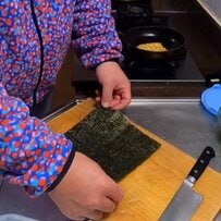 【父ちゃん弁当】手作りのカブラ葉ふりかけなどの具材を入れた「おにぎらず」のお弁当が「おいしそ～」と話題