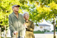 【65歳以上・無職夫婦世帯】現代シニアの平均貯蓄額と1ヵ月の生活費はいくらか。我が家の貯蓄額は平均以下？