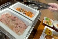 朝食ビュッフェのおかずはパンとご飯のどちらに合わせる？「悩みますよね」「その時の状況で変わる」の声も