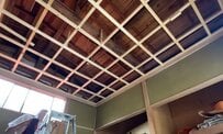 【築100年超古民家DIY】家族で協力作業！下地が剥き出しの天井→断熱材と石膏ボードで綺麗に変身