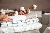 【生活保護の被服費】10月〜3月の冬季に災害で布団や衣類を失ったら、2人世帯まで「4万300円」以内。災害救助法の救助がない場合が対象