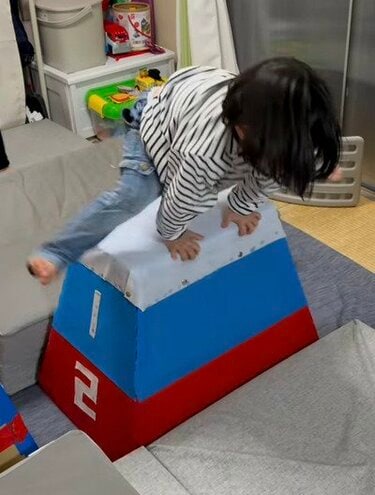 子どもの室内遊びに役立つ手作りの正解。ダンボールとプールスティック