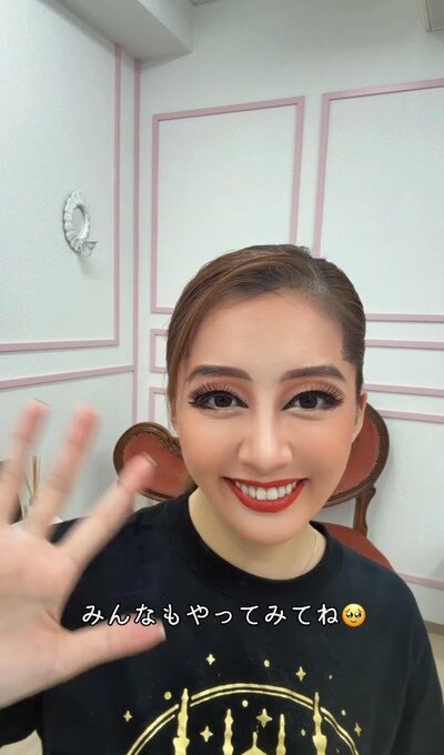 出所：<u><a href="https://www.instagram.com/reel/Dd1FzOthe2r/?utm_source=ig_web_copy_link&psln=MWQ1ZGUxMzBkMA==&srtk=MWQ1ZGUxMzBkMA==" target="_blank">@saaya_hanashiro</a></u>