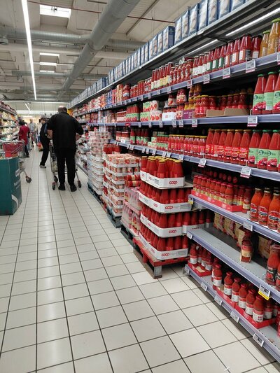 トマト製品がずらりと並ぶスーパーの通路