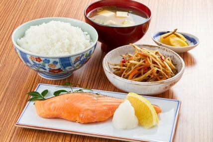 65歳以上《老齢年金シニア》ごく標準的なひとり暮らし世帯なら、毎月の生活費はいくらかかる？