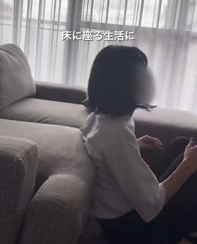 「使い勝手が良くて最高ですね」築25年中古マンションの〈テーブルのないリビング〉→1台3役こなす〈木目調の万能サイドテーブル〉をDIY！