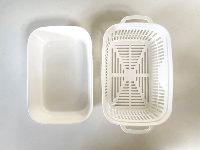 容器と取っ手つきのザルがセットになっています