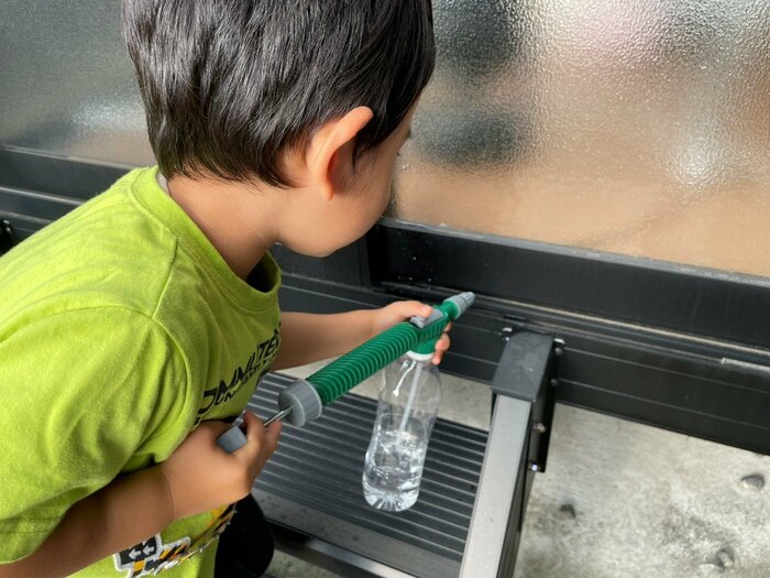 網戸のサッシを掃除