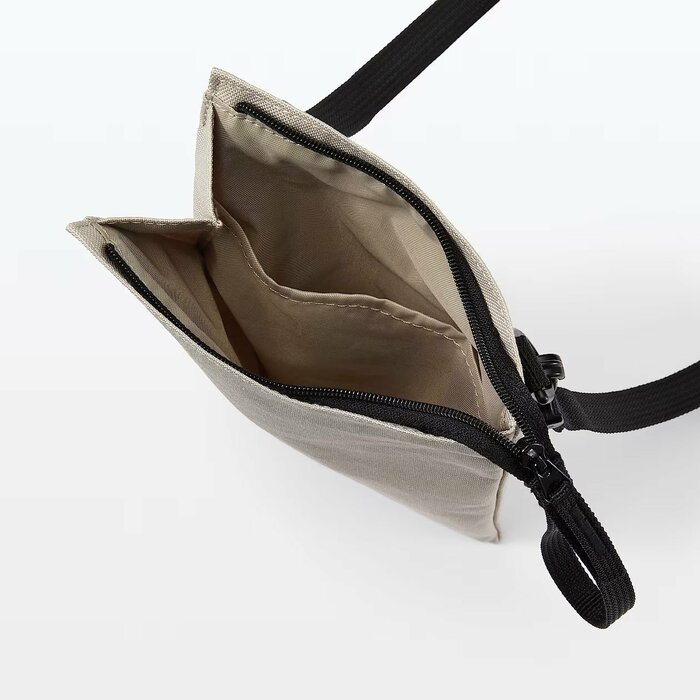 鍵や小さい財布も入るサイズ