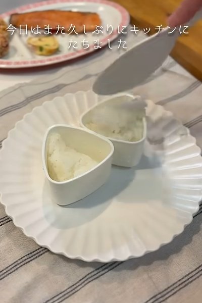 「美味しそう」まんまる弁当箱に詰めた【旦那におくる毎日弁当】焼き鮭＆三角おにぎりが話題