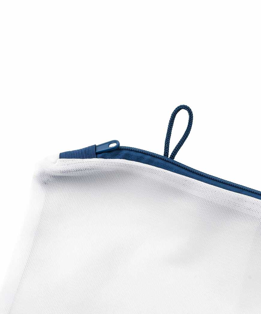 出所：3COINS公式　スクエアダブルファスナーランドリーネット