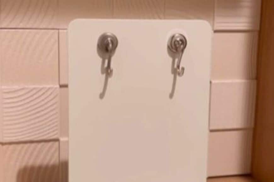 【100均収納】ダイソーのブックエンドの「じゃない使い方」がすごい→すっきり整う「目からウロコの収納術」