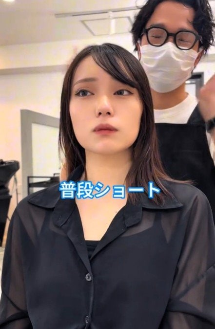 お任せで短くしたいと話すセミロングの女性