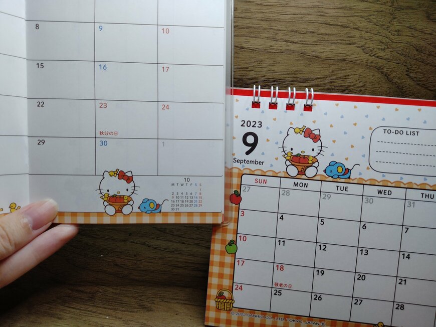筆者撮影（セリア、ハローキティ 2023年 A6手帳・セリア、ハローキティ 2023年卓上リングカレンダー）