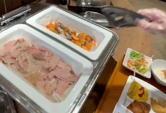 朝食ビュッフェのおかずはパンとご飯のどちらに合わせる？「悩みますよね」「その時の状況で変わる」の声も