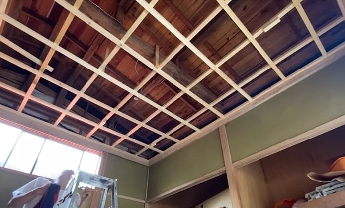 【築100年超古民家DIY】家族で協力作業！下地が剥き出しの天井→断熱材と石膏ボードで綺麗に変身