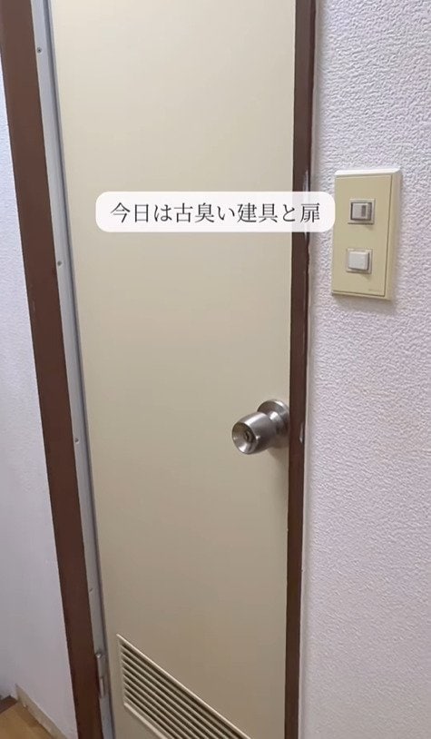 【築35年アパートDIY】「真っ白に生まれ変わりました！」浮いていた建具と扉を塗り替えてお部屋の統一感アップ