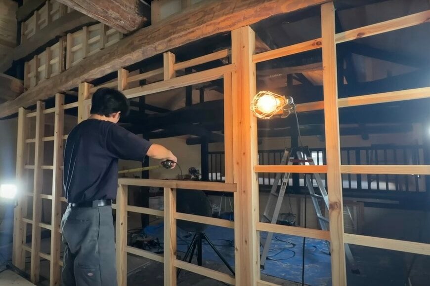 【築125年超古民家DIY】アイデアに驚き！食器棚の扉をおしゃれな「観音開き窓」にリメイク