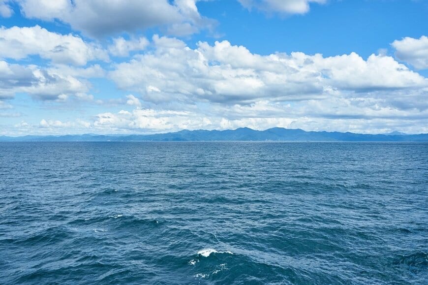 冬の山形県で撮影された「泡だらけの海岸」に目を疑う　その正体に「独特の匂いを思い出す」