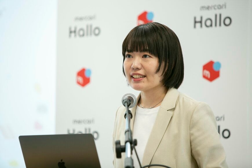 発表会で話している女性の写真