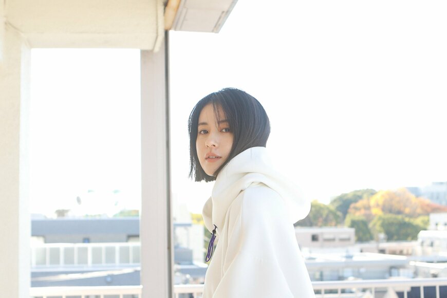 ナチュラルなパーカー姿の松本若菜