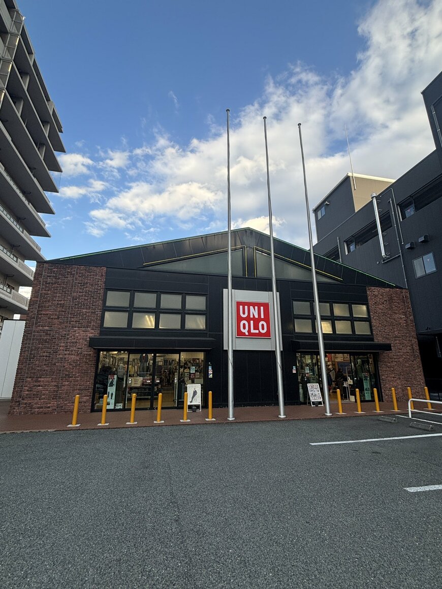 三角屋根と3本のポールが特徴的