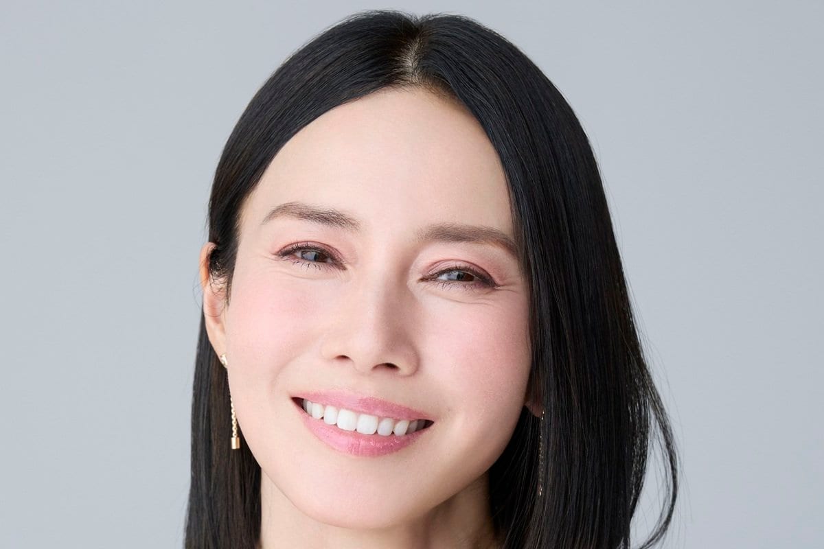 中谷美紀 オーストリアの自宅で春の庭仕事。実用的なオーバーオール姿