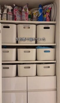 「もっと早く買えばよかった」生活感にあふれた洗面所→つっぱり式ロールスクリーンで棚を目隠ししてすっきり空間に