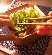 50代母が作る〈鶏だし香る豚肉炒めのお弁当〉が華やかで美味しそう　ていねいに仕上げた愛情弁当が素敵