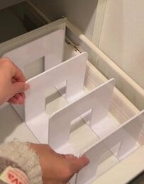 【100均収納】ダイソーのブックエンドが「じゃない使い方」で活用するアイデア5選。靴やペットボトルなどを整理して日々の片付けをスムーズにし、限られた空間を有効に使う工夫