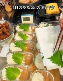 「詰めすぎ注意！」フタが閉まらないほどボリューミーな“節約弁当”が美味しそう！