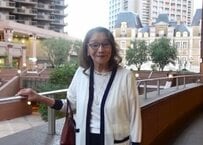 【91歳マダム】が上品な「ディナーコーデ」を紹介！“ワインレッドのバッグ”が差し色の素敵な装い
