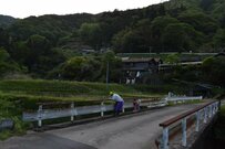 のどかな田園風景に強烈な違和感　川を眺める人影の「正体」に目を疑う