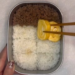 【まるで市松模様】綺麗でおしゃれな〈さつまいも〉が入った「そぼろ弁当」　見栄え抜群で美しい一品に惚れ惚れ