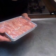 串に刺した「ネギま」をご飯の上にドドン！父ちゃんが作る豪快な「のっけ弁」の【ネギま弁当】が美味しそうでたまらない！
