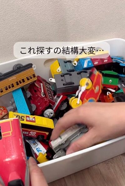 変身前の電車や車のおもちゃ