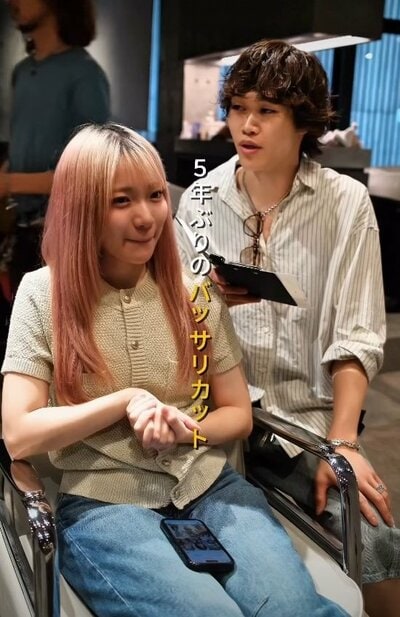 ピンク系の明るい髪色のロングヘアの女性
