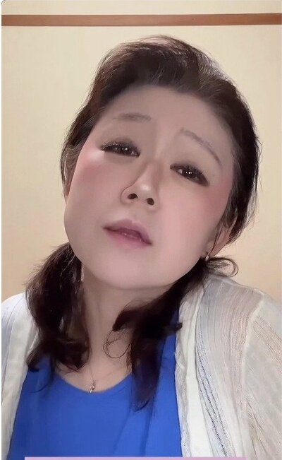 ベースやメイクを仕上げ、顔を傾けて表情をつくる投稿者