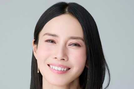 50歳 中谷美紀 大人デニムコーデが大反響「カジュアルなのに上品」「綺麗で大人かわいい」「エレガント」GLOW表紙