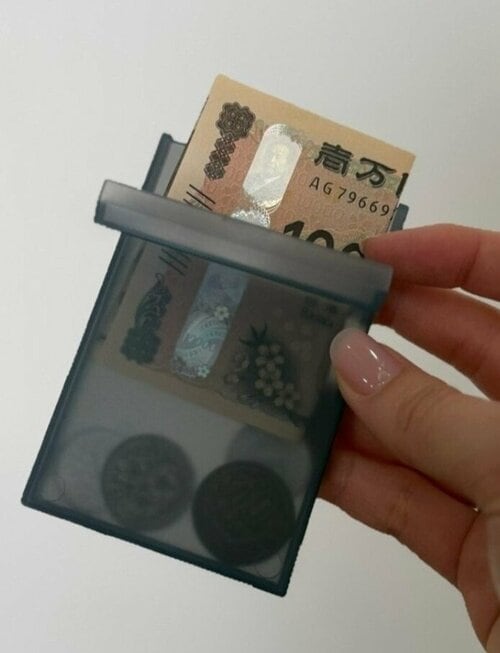 お財布としても活躍「再生ポリプロピレン入り カードケース」（190円）