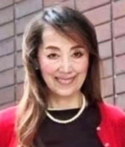 【69歳マダム】”バルーンスカート”の着こなしがおしゃれ！全方向のシルエットが美しい…「黒×赤」の洗練された大人スタイルに「真似します！」の声