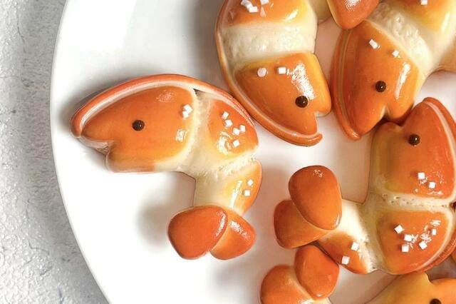 こんがり焼けた「海老」の塩パン　リアルでおいしそうな樹脂粘土作品に絶賛の声