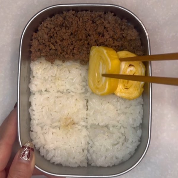 【まるで市松模様】綺麗でおしゃれな〈さつまいも〉が入った「そぼろ弁当」　見栄え抜群で美しい一品に惚れ惚れ
