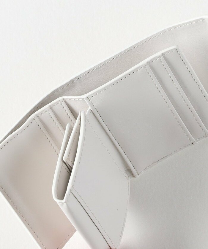 毎日のお出かけで多少ラフに扱っても型崩れしにくいのが嬉しいポイント