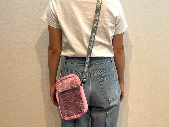 身長約150cmの大人が身に付けるとおしりの位置まであります