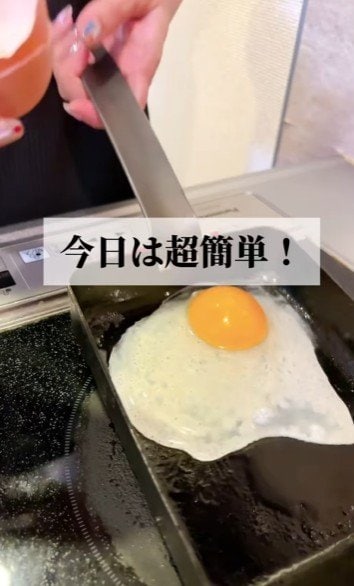 パパッと約10分で完成！2児の母が夫に作る〈愛情弁当〉目玉焼きをドーン！と盛り付けた「カレーピラフ弁当」が話題
