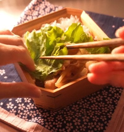 50代母が作る〈鶏だし香る豚肉炒めのお弁当〉が華やかで美味しそう　ていねいに仕上げた愛情弁当が素敵