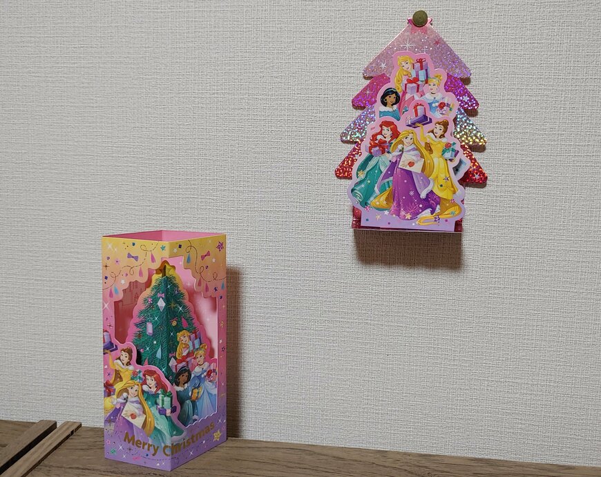 筆者撮影（ダイソー、カード クリスマスCC（ディズニープリンセス）ホログラム立体・ダイソー、カード クリスマスCC（ディズニープリンセス）スタンド立体）